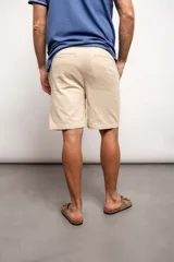 Bermuda de algodón color gris oscuro, con cordón ajustable en la cintura y largo por encima de la rodilla.