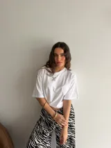 Pantalón ancho de tiro alto con estampado animal print tipo cebra en blanco y negro, confeccionado en viscosa.