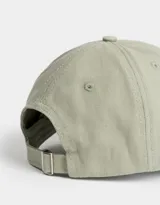 Gorra color verde oliva de gabardina con bordado frontal de raquetas de tenis y texto "Tennis Spa".