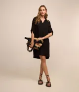 Vestido corto negro de viscosa con cuello en V y mangas 3/4.