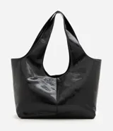 Cartera shopper grande Satinato de poliuretano color negro, con acabado texturizado brillante, diseño amplio y asa de hombro ancha.