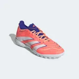 Championes de fútbol Adidas Predator League, color naranja coral con tres franjas blancas y detalles en azul oscuro. Tienen suela de goma con tacos cortos para moqueta artificial (turf).