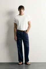 Jeans relaxed fit de tiro medio, confeccionados en denim de algodón con efecto ligeramente lavado. Presentan perneras rectas con raya de planchado, diseño de cinco bolsillos y cierre frontal con cremallera y botón.