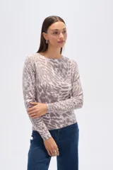 Sweater de punto con estampado animal print, cuello redondo a la base y mangas largas. Presenta un corte holgado y cómodo.