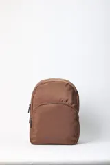 Mochila grande de nylon color marrón, con compartimento principal con cierre, bolsillo delantero con cierre y asas regulables.