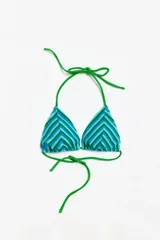 Traje de baño de dos piezas con estampado de rayas horizontales en tonos verde y celeste. El corpiño es de corte triangular con tirantes finos verdes y la bombacha es de corte clásico con tiras laterales verdes.