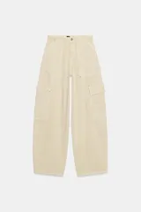 Jeans de tiro medio con diseño cargo, bolsillos de plastrón y pernera holgada que se estrecha hacia el tobillo. Cierre frontal con cremallera y botón.