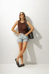 Short de jean celeste con cintura alta y corte recto.