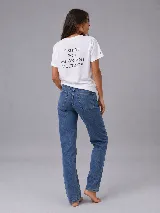 Remera blanca de algodón con cuello redondo y manga corta. Presenta la frase 'T-shirt for important meetings' estampada en la espalda y el logo de la marca en la parte delantera.