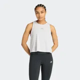 Musculosa deportiva New Balance modelo Drapey Tank, color gris, de corte holgado y diseño sin mangas con cuello redondo.