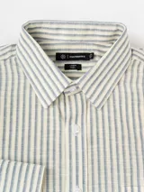 Camisa de manga larga con diseño de rayas verticales en tonos beige y blanco, cuello camisero y cierre frontal con botones.