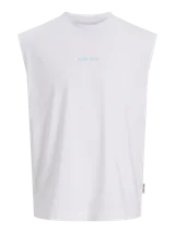 Musculosa blanca de algodón con cuello redondo, calce holgado y estampa gráfica pequeña en el frente.