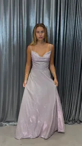 Vestido largo de fiesta color lila con brillos, breteles finos y escote drapeado.