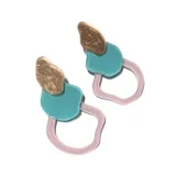 Par de aros colgantes con piezas geométricas de acrílico en dorado, turquesa y rosa.