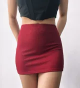 Minifalda de lurex color bordó, de corte ajustado.