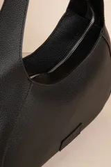 Mini bag color crema en símil cuero texturizado con asa fija.