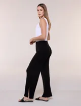 Pantalón jogger flare de tejido de punto con textura en relieve y tiro alto con pretina elastizada. Cuenta con corte de pierna ancha y tajos laterales en los tobillos.