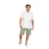 Bermuda color verde militar, de corte recto y largo hasta la rodilla. Cuenta con bolsillos laterales tipo carpintero y trabillas para cinturón.