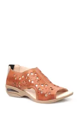 Sandalia baja de cuero color beige con diseño calado de círculos de distintos tamaños en la capellada. Cuenta con una suela de goma con cámara de aire en el talón y cierre posterior.