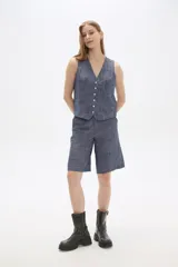 Bermuda azul de viscosa, corte recto y tiro alto.