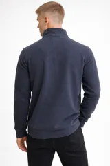 Buzo de polar negro con cuello alto y cierre frontal parcial, de manga larga y diseño holgado.