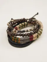 Set de pulseras con cuentas de madera y detalles de hilo trenzado en tonos marrones, verdes y rojos.