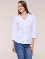 Camisa blanca de poplín de algodón, con silueta semi entallada, cuello camisero con escote en V y pechera frontal con plisado horizontal. Cuenta con abotonadura de strass plateado, mangas tres cuartos con puños anchos vueltos y paneles laterales elásticos.