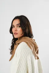 Bufanda bandana beige de lana.