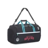 Bolso deportivo tipo duffel bag, color negro, con correas de mano y hombro ajustables. Presenta el logo de los San Antonio Spurs en rojo y blanco en el frente, junto con el logo de la NBA en el lateral. Las correas superiores son negras con franjas turquesas.