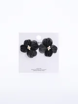 Aros colgantes con forma de flor color negro con centro de perlas.
