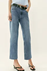 Jeans de tiro alto con diseño de cinco bolsillos, corte slim y bajo con acabado sin costuras. Cierre frontal con cremallera y botón.