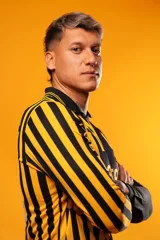 Camiseta de fútbol Puma del Club Atlético Peñarol, modelo Aniversario de manga larga. Diseño combinado con la mitad derecha a rayas verticales amarillas y negras, y la mitad izquierda totalmente negra con detalles en amarillo.
