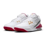 Championes Jordan Max Aura 5 de diseño deportivo, con base blanca, detalles en rojo vibrante y acentos en naranja y gris. Presentan una estructura de cuero y material sintético con perforaciones laterales para ventilación, unidad de aire visible en el talón y logo Jumpman lateral.