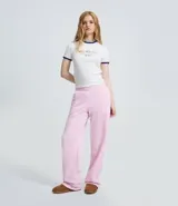 Pantalón wide leg de algodón y poliéster en color rosado, con cintura elástica y corte holgado. Presenta un diseño cómodo y versátil con detalle lateral en contraste.