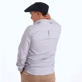 Camisa de hombre a cuadros rojos y blancos, de manga larga y corte clásico.