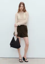 Short de corte recto confeccionado en mezcla de lino y viscosa, con cintura elástica y cordón ajustable.