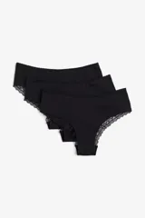 Pack de tres bombachas hipster negras de algodón con detalle de encaje en los bordes.
