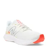 Championes de running New Balance modelo 411 V3, color blanco con detalles en naranja y gris. Presentan capellada de malla transpirable, cierre con cordones y entresuela de EVA para mayor amortiguación.