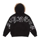 Campera negra con capucha forrada en piel sintética color marrón claro. Estampado en la espalda y mangas con letras góticas en color blanco. Bolsillo tipo canguro en la parte delantera.