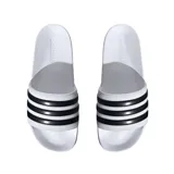 Ojotas tipo slide unisex Adidas Adilette Shower, color blanco con tres tiras negras en la capellada. Cuentan con plantilla anatómica con tecnología Cloudfoam para amortiguación.