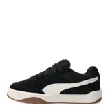 Championes urbanos Puma modelo Park Life Style SK8, color negro con detalles en blanco. Presentan un diseño de corte bajo con capellada de gamuza sintética, suela de goma en tono crema con base marrón y cierre mediante cordones.