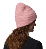Gorro de punto tejido con diseño de trenzas y canalé, color rosado, con vuelta y parche de la marca Columbia en el frente.