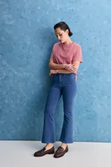 Jean azul de tiro alto con fit bootcut, ajustado en caderas y muslos, con apertura sutil desde la rodilla.
