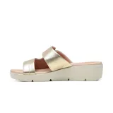 Sandalias casuales Usaflex modelo Briana, color negro con plataforma corrida y plantilla acolchada en tono suela. Poseen capellada de cuero con tiras anchas y ajuste con velcro.
