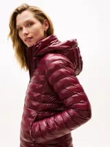 Campera de corte slim con acabado brillante, repelente al agua y diseño acolchado. Cuenta con capucha extraíble, cuello levantado, cierre frontal de cremallera, dos bolsillos laterales con cierre y puños elásticos. Incluye el logo de la marca bordado en el pecho.