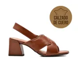 Sandalia de taco alto Usaflex modelo Laia, color marrón, confeccionada en cuero con tiras cruzadas en el empeine y tira trasera ajustable.