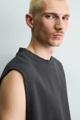 Camiseta tank negra con efecto lavado, cuello redondo y manga sisa, de corte relaxed fit.