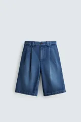 Bermuda de denim de algodón con corte relaxed fit, cintura con pliegues dobles en el delantero, bolsillos laterales y traseros de doble vivo, con efecto lavado y cierre frontal con cremallera y botón.