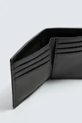 Tarjetero vertical de diseño compacto con textura granulada. Cuenta con compartimento para billetes y múltiples ranuras para tarjetas.