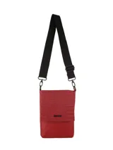 Bandolera Terrano modelo Astrid de color negro, con solapa de textura símil cocodrilo y base lisa. Cuenta con correa ancha regulable con inscripciones de la marca y herrajes metálicos oscuros.